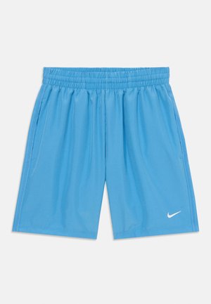 Pantalones cortos deportivos de Nike, color azul claro, con cintura elástica, textura suave, costuras laterales y logo blanco en la parte frontal inferior izquierda.