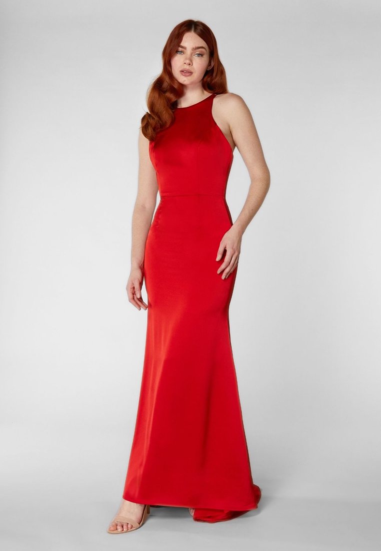 Robe de soirée longue rouge en satin. Sans manches, avec un corsage ajusté et une jupe évasée, présentant une texture lisse et un subtil éclat.