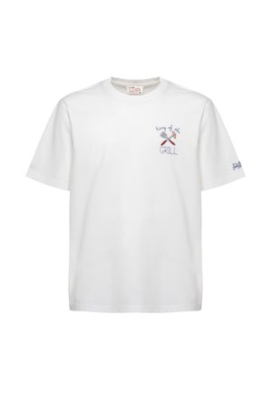 T-shirt bianca a maniche corte con la scritta "King of the Grill" e grafica di spatola e forchetta incrociate sul petto sinistro, logo sulla manica destra.