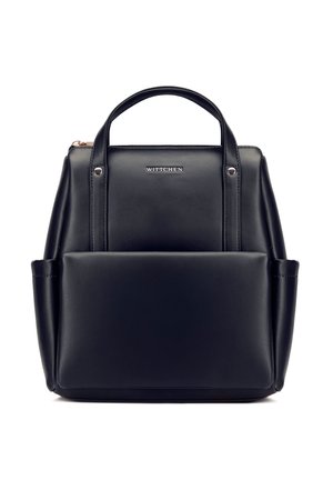 Zwarte leren rugzak met bovenhandvat, voorvak met rits, zijvakken en het "WITTCHEN" logo op het hoofdvak.