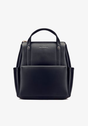 Sac à dos en cuir noir avec poignée supérieure, poche zippée à l'avant, poches latérales et logo "WITTCHEN" sur le compartiment principal.
