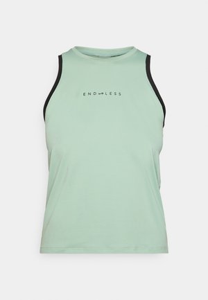 Top senza maniche verde menta con dettagli neri sulle spalle, caratterizzato da un logo stampato "END LESS" sulla parte anteriore. Tessuto a trama liscia.