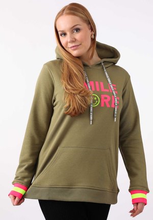Felpa verde oliva con tasca frontale a forma di canguro, cordini e audace grafica "SMILE MORE" in rosa e giallo. Presenta polsini a strisce colorate.