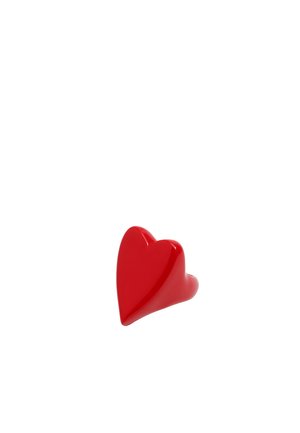 Objeto en forma de corazón rojo, hecho de material brillante, con curvas suaves y un centro ligeramente elevado, con un acabado sólido y brillante.
