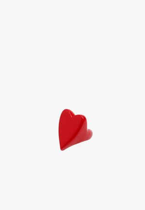 Oggetto a forma di cuore rosso realizzato in materiale lucido, con curve morbide e un centro leggermente rialzato, dalla finitura solida e brillante.