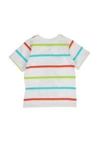 T-shirt blanc à manches courtes avec des rayures horizontales rouge, bleu, vert et orange. Tissu en coton doux, col rond, design décontracté.