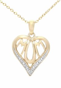 Auksinis širdies pakabukas su išpjauta užrašu „MUM“; papuoštas sidabrine akcentine juosta su skaidriais cirkoniais. Prisegtas prie aukso grandinėlės.