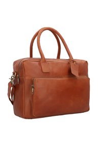 Bruine leren laptoptas met dubbele handgrepen, verstelbare schouderriem, voorzak met rits en een label voor bagage. Glad textuur en minimalistisch ontwerp.
