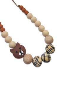 Collana di perline con faccia di orso bruno, perline opache e di legno in beige e terracotta, con accenti a motivo plaid circolare.