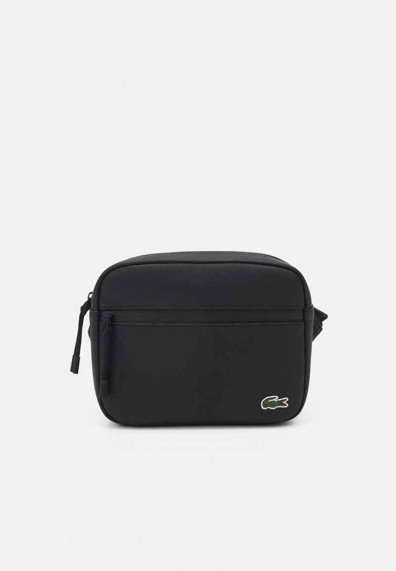 Borsa a tracolla nera in nylon con texture liscia, forma rettangolare, tasca anteriore con zip e accentuazione del logo ricamato.