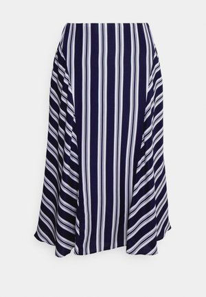Marineblauwe gestreepte rok met diagonale witte strepen, vloeiende ontwerpvorm en een asymmetrische zoom die de beweging en drape accentueert.
