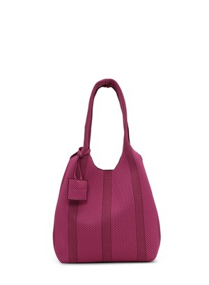 Fioletowa i różowa torba na ramię w paski z długimi uchwytami i małą dołączoną kwadratową saszetką, przedstawiona na białym tle.