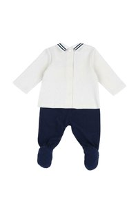 Combinaison bébé avec un haut blanc côtelé et un col marine, fermeture à boutons, et un pantalon marine doux avec design à pieds. Texture lisse dans l'ensemble.