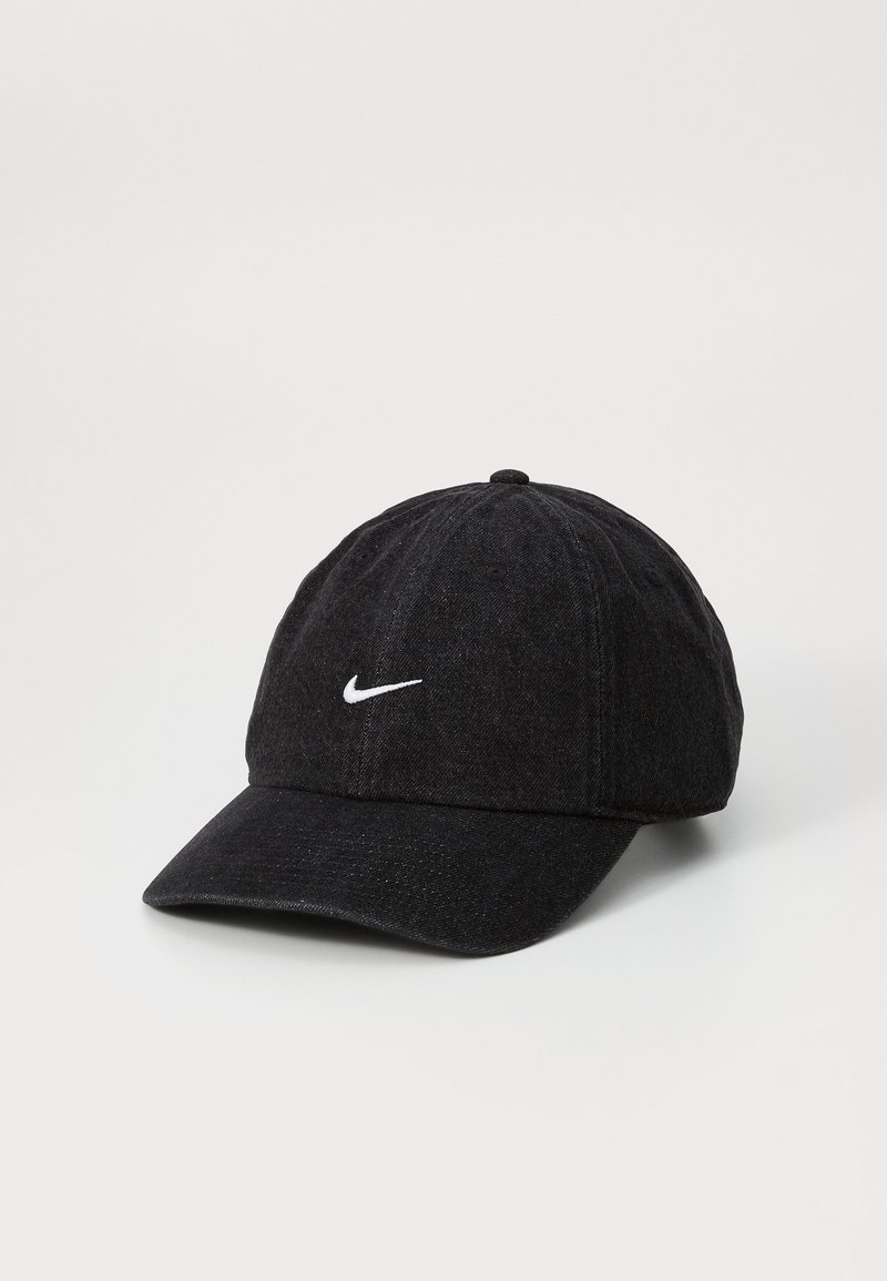 Casquette de baseball noire en tissu semblable à du denim, ornée d'un logo Nike blanc. Design structuré avec une visière incurvée et une construction à six panneaux.