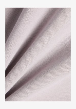 Tissu rose pâle doux avec une texture fine en tricot et des plis légers créant des lignes diagonales ombrées sur la surface.