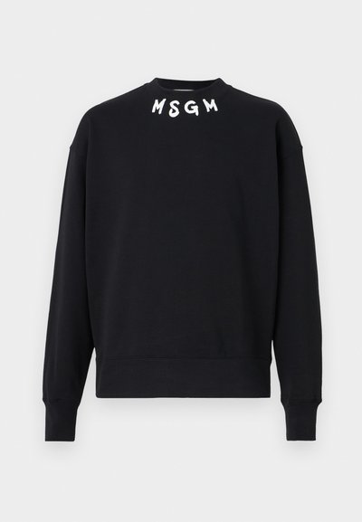Sweatshirt noir avec un col rond et des manches longues. Présente des lettres "MSG" brodées en blanc au niveau du col. Matière en coton, coupe décontractée.
