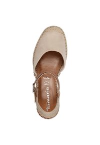 Beige espadrille dengan ujung bulat, tali kulit, dan rincian jute anyaman di sekitar sol. Bagian atas dari suede yang halus dan insole kayu.