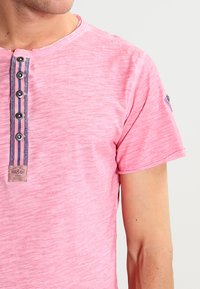 Key Largo MT ARENA  - Print T-shirt - pink