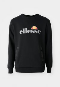 Felpa nera con colletto rotondo, dotata di tasche laterali con zip e un logo "ellesse" colorato accompagnato da una grafica di un mezzo sole. Tessuto morbido.