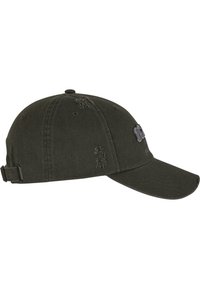 Cappellino da baseball verde scuro con visiera curva, caratterizzato da dettagli usurati e un logo ricamato sul davanti. Cinturino regolabile sul retro.
