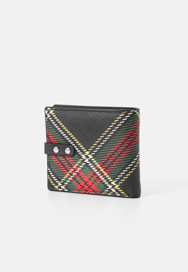 Portefeuille noir avec un motif tartan en rouge, vert et jaune. Comprend une fermeture à bouton avec des accents en argent pour un maintien sécurisé.
