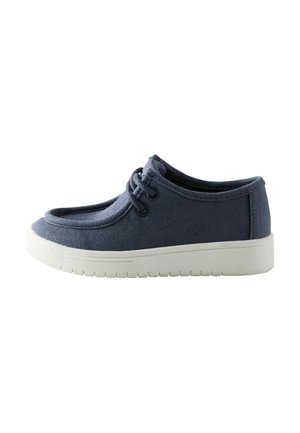 Lässiger dunkelblauer Canvas-Sneaker mit weißer Gummisohle und Schnürsenkeln, von der Innenseite gezeigt.