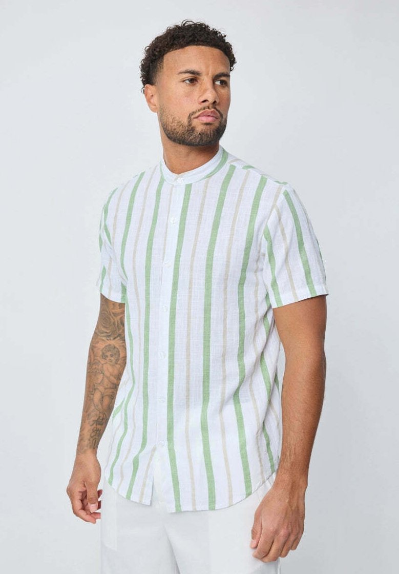 Chemise à manches courtes en tissu blanc avec des rayures verticales vertes et beiges. Dotée d'un col mandarin et d'une coupe décontractée.
