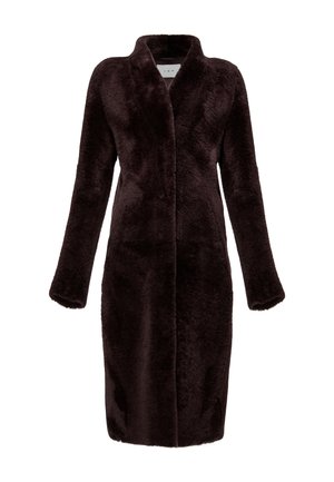 Cappotto in pelliccia sintetica marrone scuro con colletto a scialle, maniche lunghe e silhouette dritta. Nessun bottone o chiusura visibili.