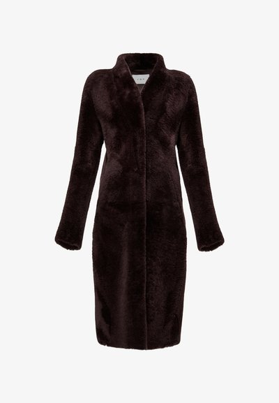 Cappotto in pelliccia sintetica marrone scuro con colletto a scialle, maniche lunghe e silhouette dritta. Nessun bottone o chiusura visibili.