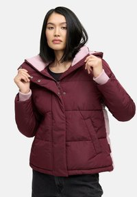 Veste matelassée bordeaux avec une capuche rose, des accents sur les côtés et des poignets côtelés. Dotée d'une fermeture zippée et de poches avant avec une texture matelassée.