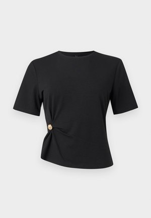 Μαύρο μπλουζάκι με κοντά μανίκια, στρογγυλή λαιμόκοψη και πλευρική λεπτομέρεια με drape, στερεωμένη με μικρό χρυσό διακοσμητικό κουμπί.