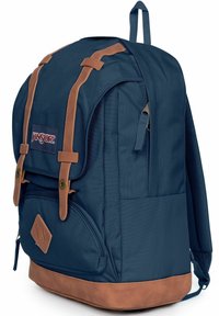 Zaino in tessuto blu navy con dettagli in pelle marrone, dotato di spallacci regolabili, una patta anteriore con fibbie e tasche laterali in rete.
