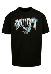 Sort bomulds t-shirt med en løs pasform, prydet med et hvidt og blåt sommerfuglegraphic og fed tekst: "TABT UNGDOM UNGDOMSPROJEKTET."
