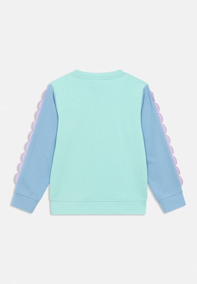 Felpa verde menta con maniche blu. Presenta accenti smerlati testurizzati color lavanda lungo la manica sinistra. Polsini e orlo a costine.