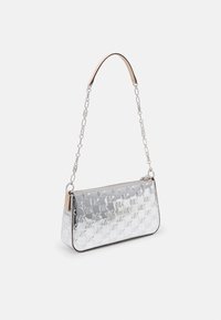 Borsa a spalla argentata con finitura lucida, caratterizzata da un motivo a logo ripetuto, tracolla a catena e chiusura con zip. Texture liscia e forma strutturata.