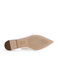 Beige synthetischer Absatzschuh mit spitzer Zehenpartie, glattem Obermaterial, tief ausgeschnittenen Seiten und strukturiertem Sohle mit einem leichten braunen Akzent an der Ferse.