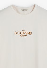 Camiseta de algodón blanca con cuello redondo y un logo impreso en marrón que dice "THE SCALPERS Company" centrado en el pecho.
