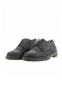 Scarpe brogue in suede grigio scuro con dettagli perforati, chiusura con lacci e suola piatta in gomma. Design classico con superficie testurizzata.