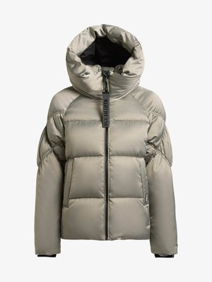 Pikowana kurtka w jasnoszarym kolorze, wykonana z gładkiego, błyszczącego materiału. Posiada wysoki kołnierz, czarny zamek błyskawiczny oraz pikowane sekcje zapewniające izolację.