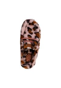 Leopard-mønstret fuzzy hjemmesko i nuancer af brun og pink, med en blød tekstur og et pink pyntbånd, der har en mærke-logo indersål.