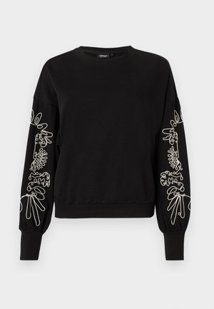 Crna dukserica s dugim rukavima s bijelim apstraktnim vezom na rukavima i rebrastim manžetama i donjim dijelom.