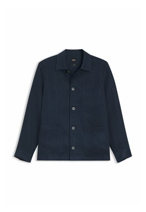 Veste homme bleu marine à manches longues avec col, quatre boutons sur le devant et trois poches plaquées, étiquetée BOSS à l’intérieur du col.