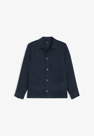 Veste homme bleu marine à manches longues avec col, quatre boutons sur le devant et trois poches plaquées, étiquetée BOSS à l’intérieur du col.