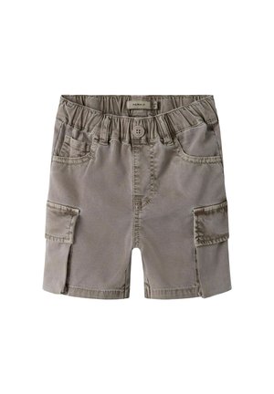 Shorts cargo beige pour tout-petit avec ceinture élastique, bouton sur le devant, passants pour ceinture, poches avant et grandes poches latérales à rabat.