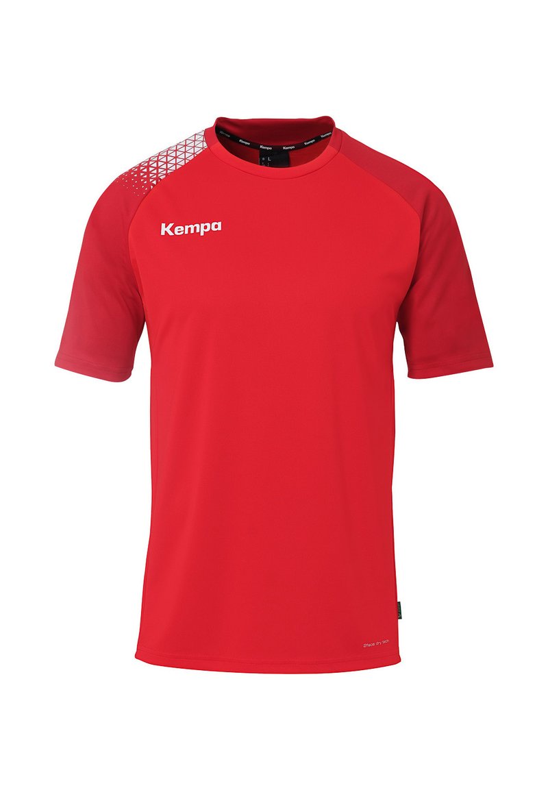Rode sportshirt met korte mouwen van Kempa, gemaakt van een gladde stof. Voorzien van een zwarte rondhals en een getextureerd geometrisch patroon op de schouder.