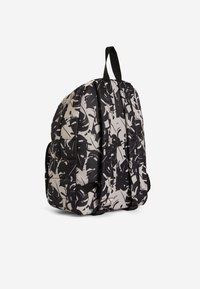 Sac à dos noir et gris à motifs avec un design rembourré, des sangles ajustables et une poignée supérieure pour le transport. Dispose de doubles poches latérales.