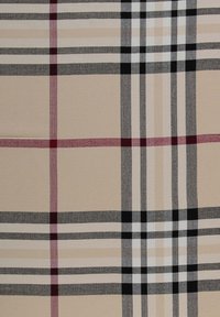 Tissu beige avec un motif à carreaux composé de lignes horizontales et verticales aux tons noir, blanc, gris et rouge foncé.