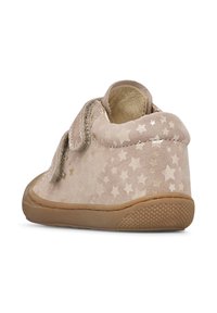 Scarpa in suede rosa chiaro con motivo a stella, strap in Velcro, punta arrotondata, suola in gomma e tallone testurizzato per aderenza e comfort.