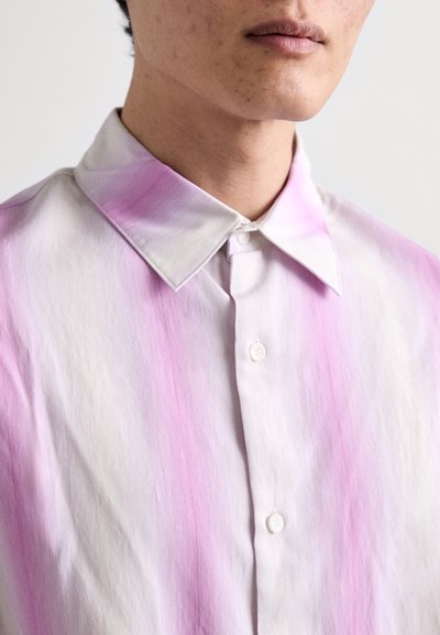 Lettvekts skjorte med knappestolpe som har et blek rosa og hvitt gradientstripe-mønster, krage med pigger og glatt stofftekstur.