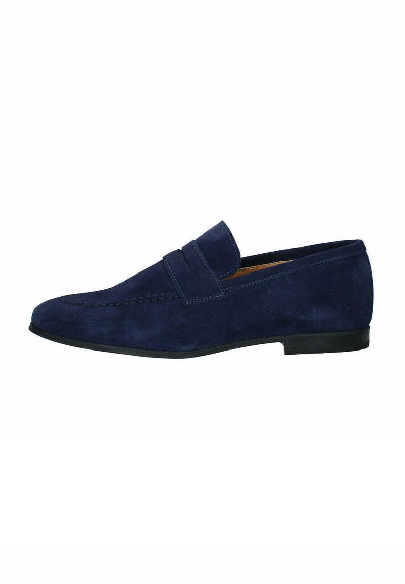 Mocassini in suede blu navy con punta arrotondata e dettaglio cucito lungo il ponte. La scarpa ha un tacco in gomma nera basso.